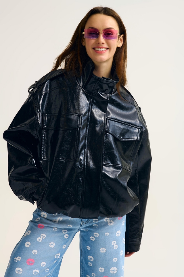 Chaqueta de piel negra brillante de manga larga