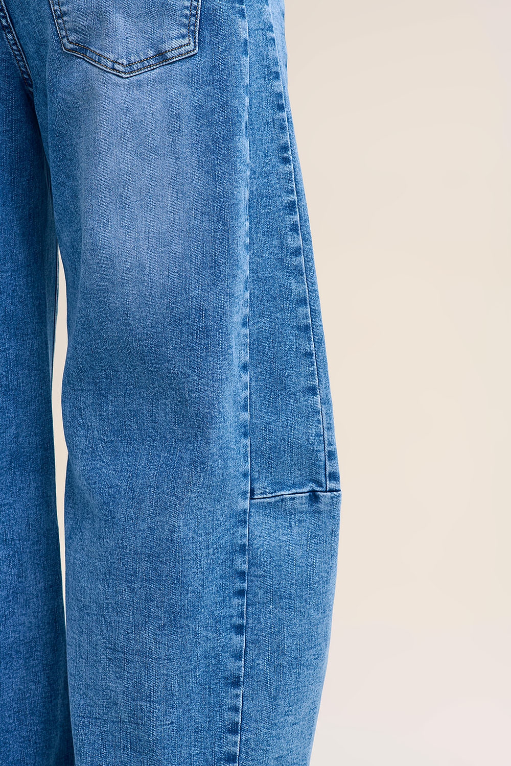 Vaqueros de pierna ancha Barrel Blue Denim Jeans en lavado claro Vaqueros de pierna ancha Barrel Blue Denim Jeans en lavado claro