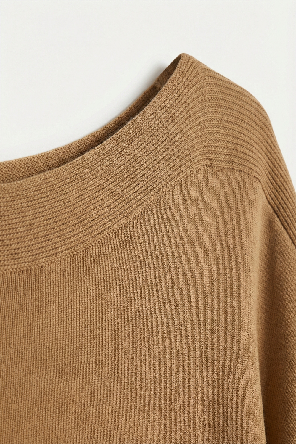 Jersey camel relajado de cuello barco y mangas caídas Jersey camel relajado de cuello barco y mangas caídas
