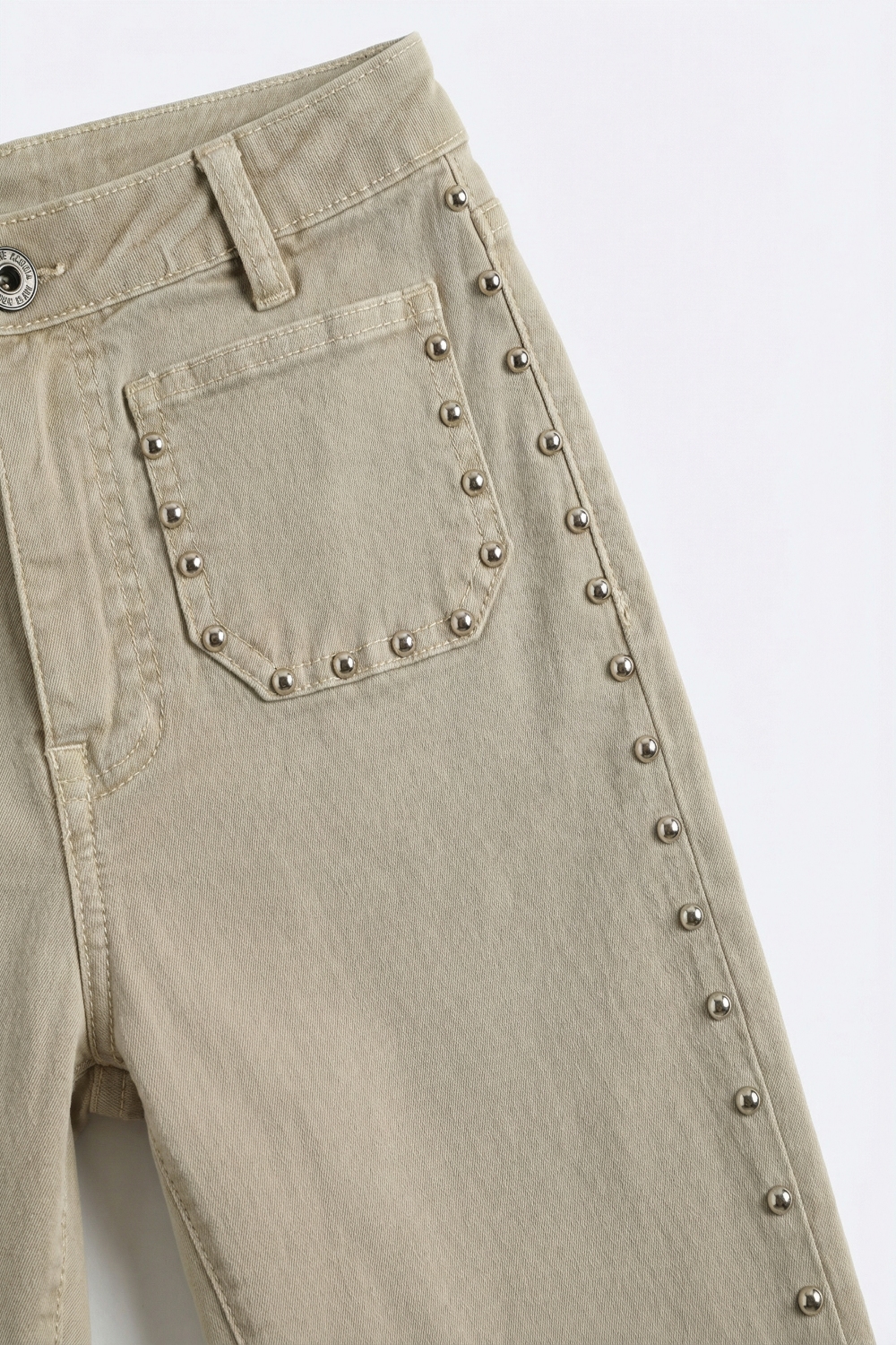 Pantalones acampanados beige con detalle lateral de tachuelas Pantalones acampanados beige con detalle lateral de tachuelas