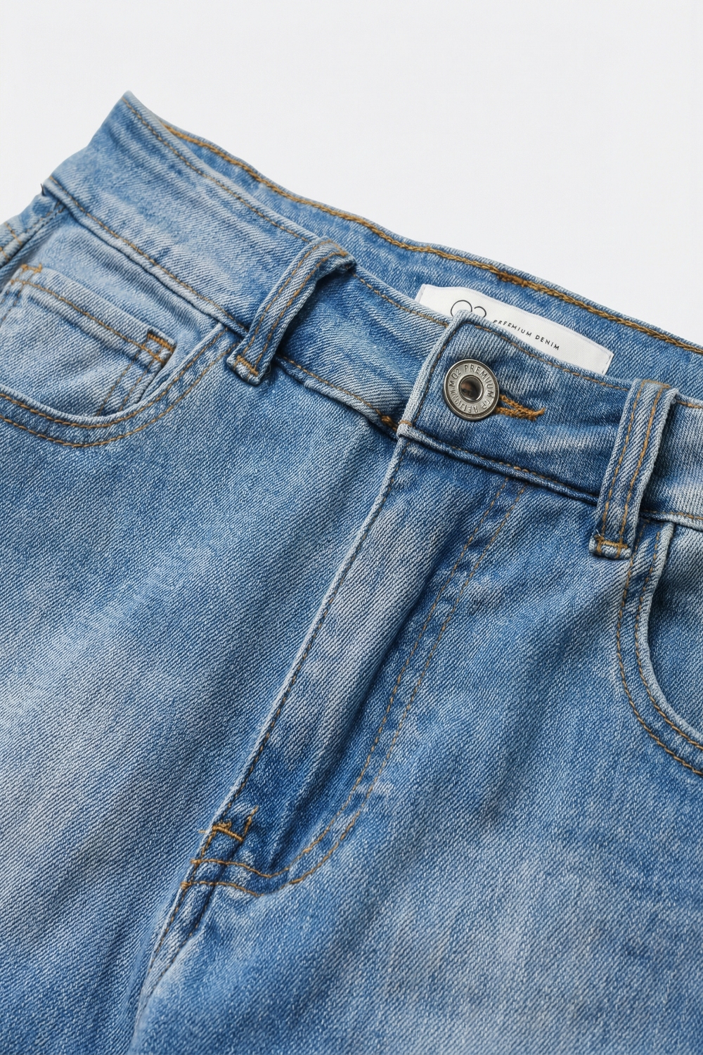 Jeans de mezclilla azul con lavado medio y pernera recta en estilo mom Jeans de mezclilla azul con lavado medio y pernera recta en estilo mom