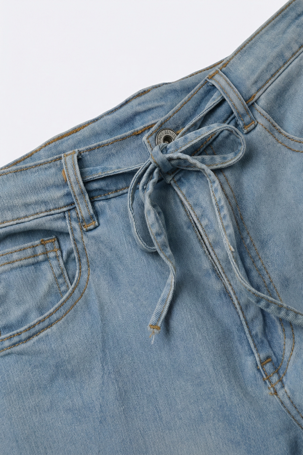 Pantal&oacute;n vaquero azul claro de pata ancha con cord&oacute;n en la cintura
