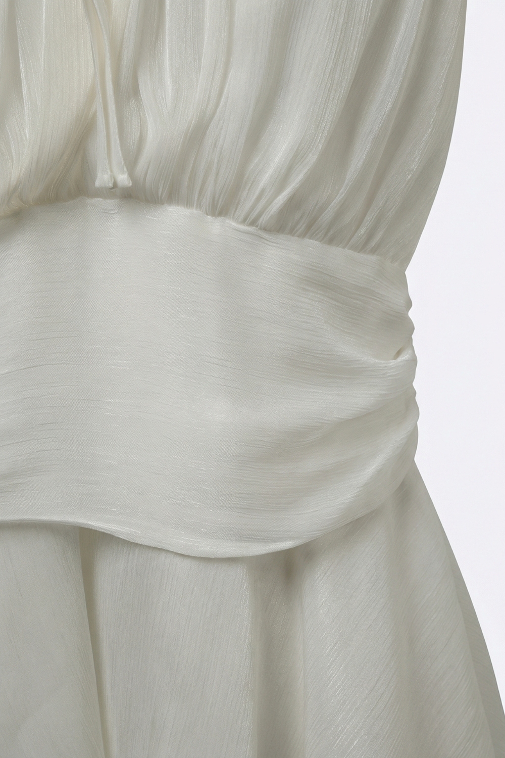 Vestido blanco con cuello halter plisado y volantes con tela de gasa brillante Vestido blanco con cuello halter plisado y volantes con tela de gasa brillante