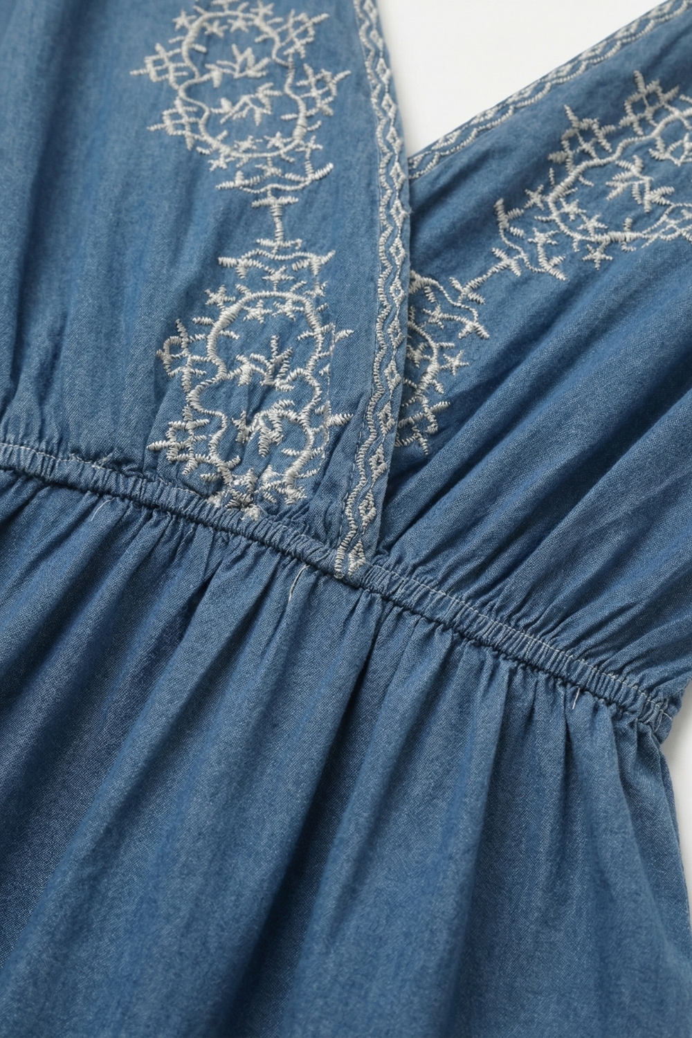 Maxivestido bordado azul con escote en V