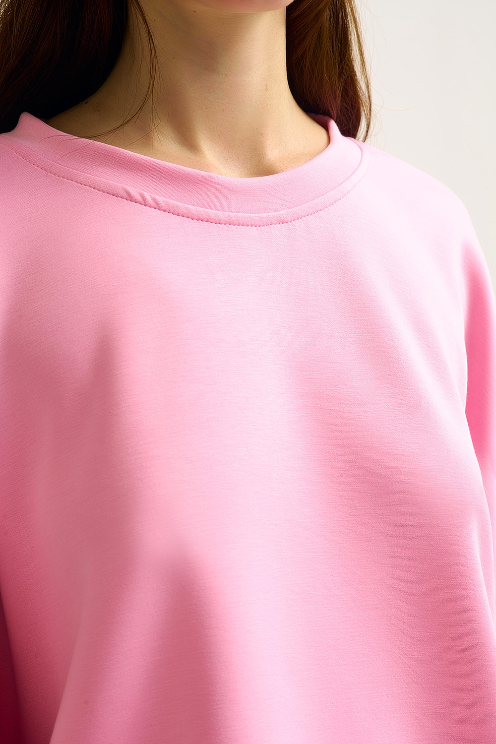 Sudadera básica con cuello redondo y hombros caídos en rosa Sudadera básica con cuello redondo y hombros caídos en rosa