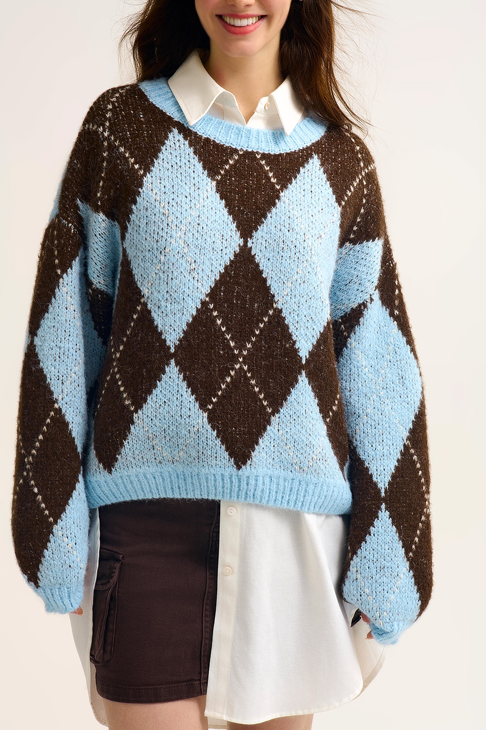 Jersey de punto de rombos azules y marrones con mangas voluminosas