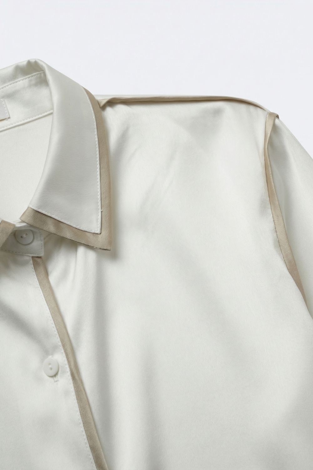 Camisa abotonada de satén crema con ribete de contraste Camisa abotonada de satén crema con ribete de contraste