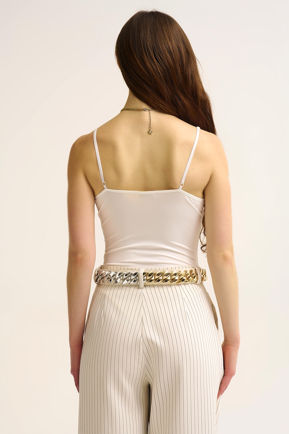 Body con cuello en V y anillas de oro blanco en tejido el&aacute;stico