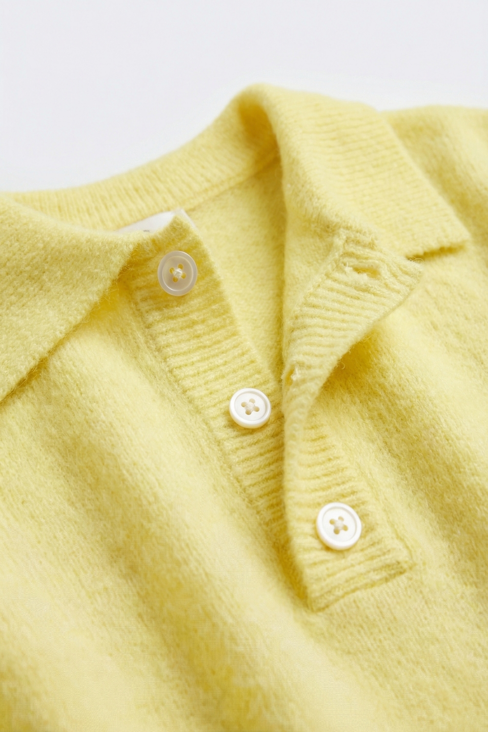 Polo de punto amarillo con mangas cortas