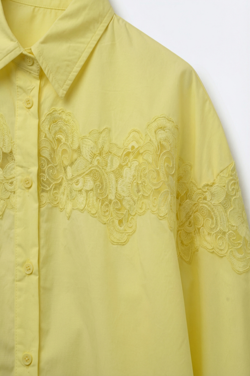 Camisa amarilla oversize de popelina con detalle de encaje Camisa amarilla oversize de popelina con detalle de encaje