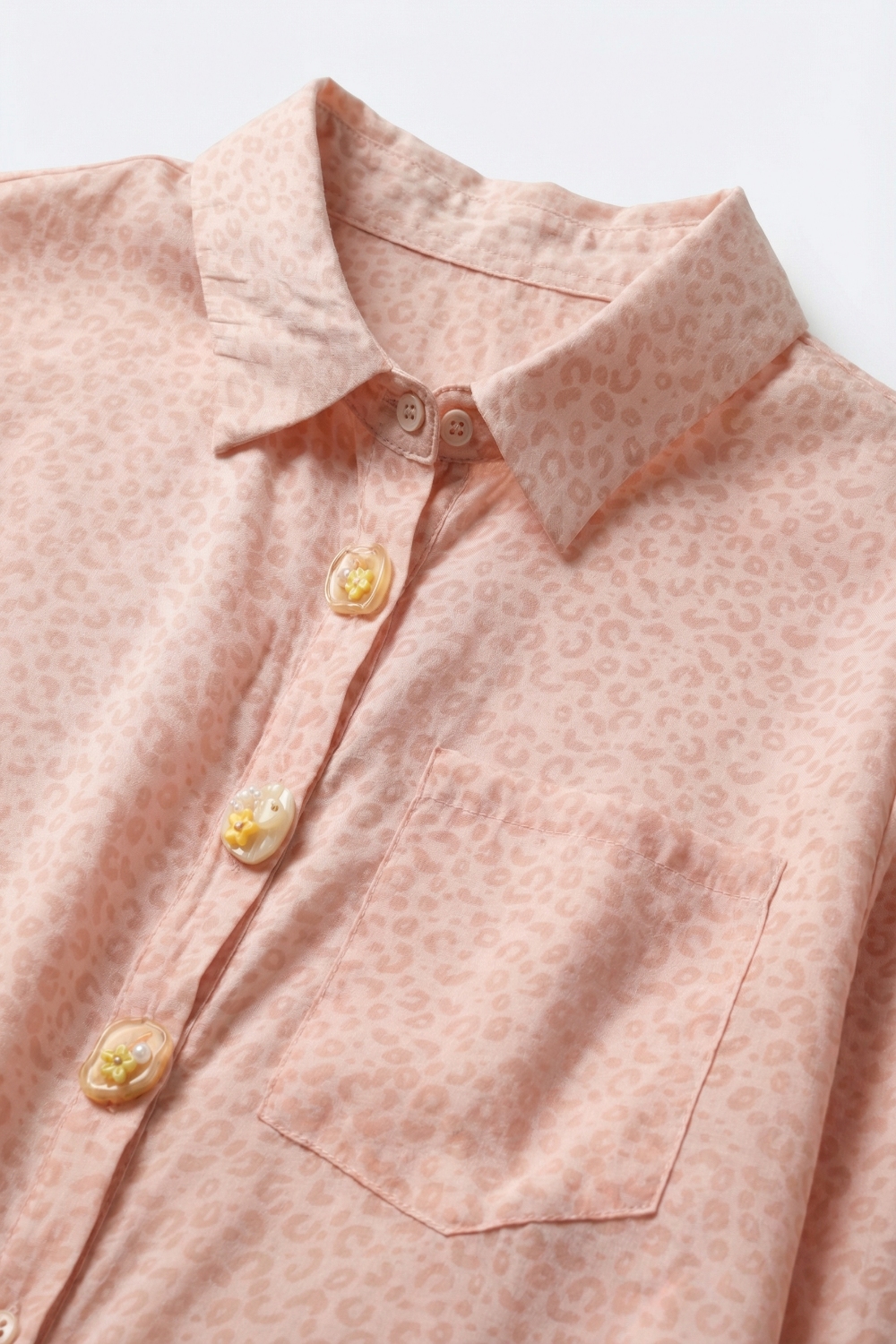 Camisa de estampado animal rosa en tela transparente con botones y bolsillo Camisa de estampado animal rosa en tela transparente con botones y bolsillo