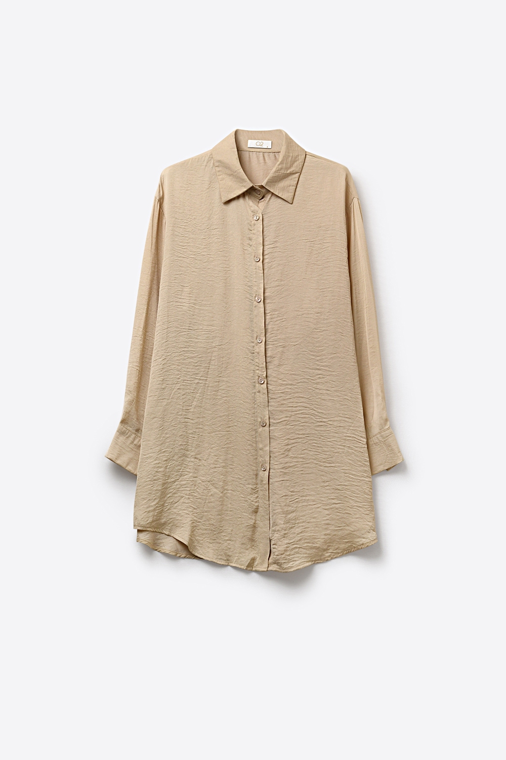 Vestido camisero beige de manga larga con botones al frente en satén brillante Vestido camisero beige de manga larga con botones al frente en satén brillante