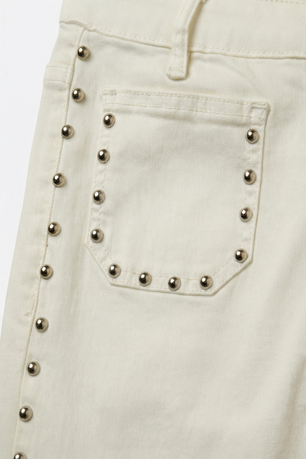 Vaqueros acampanados color crema con detalle de tachuelas Vaqueros acampanados color crema con detalle de tachuelas