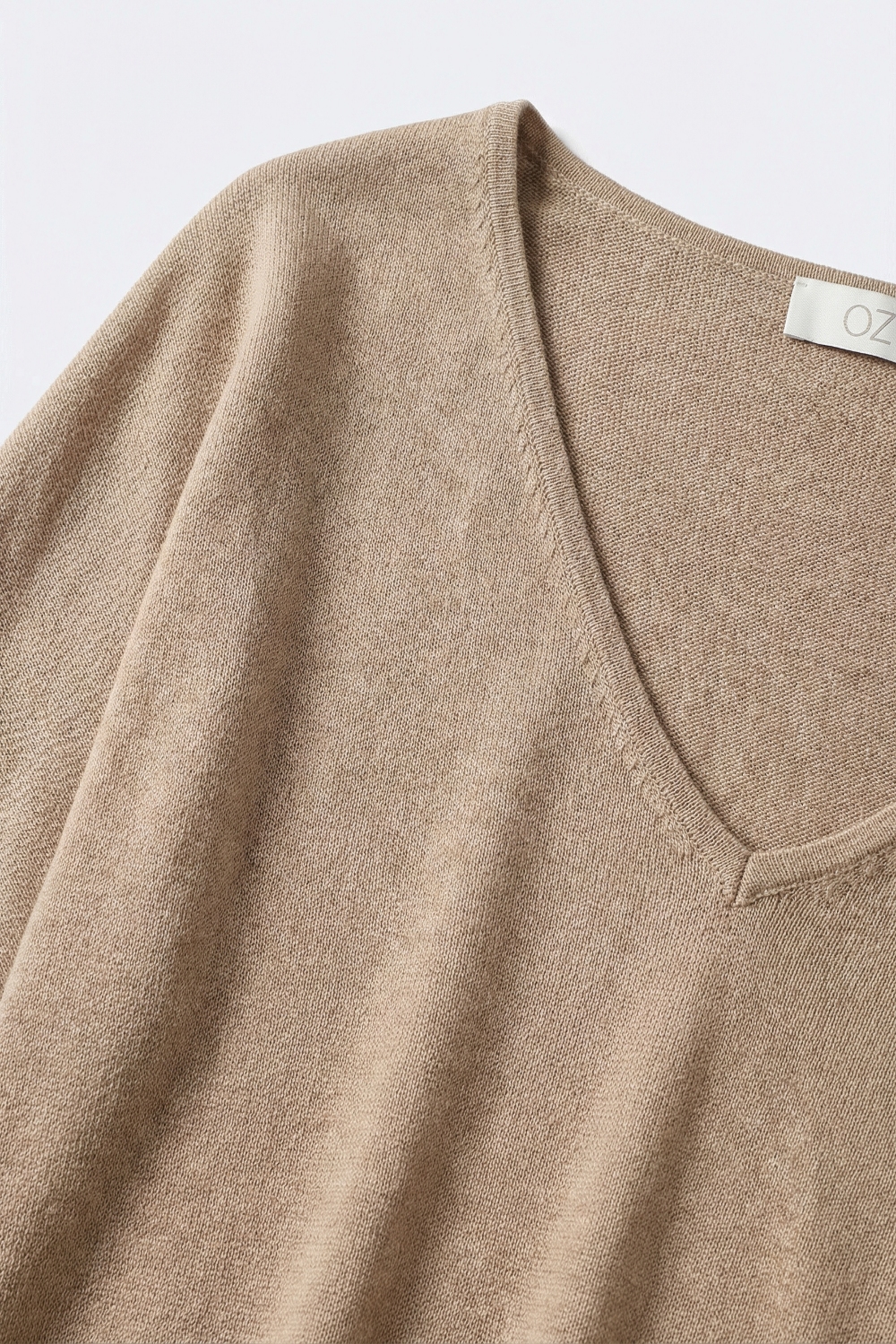 Beige de Punto con Cuello en V y Corte Relajado Beige de Punto con Cuello en V y Corte Relajado