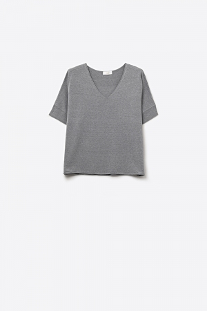 Top de punto gris relajado con cuello en V y mangas cortas