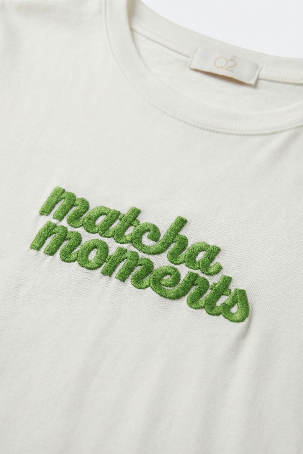 Camiseta blanca Matcha Moments bordada en verde Camiseta blanca Matcha Moments bordada en verde