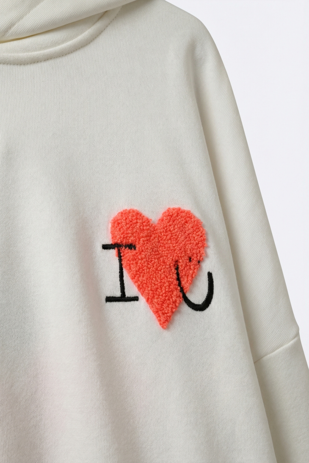 Sudadera con capucha supersuave en color crema con gráfico de corazón en bouclé Sudadera con capucha supersuave en color crema con gráfico de corazón en bouclé