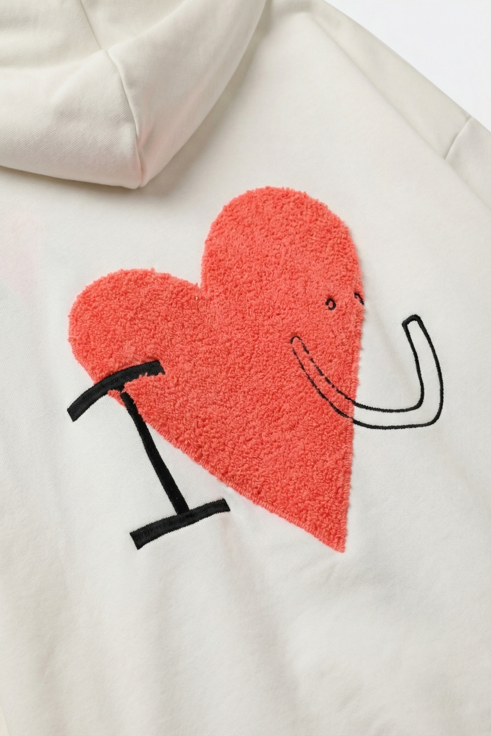 Sudadera con capucha supersuave en color crema con gráfico de corazón en bouclé Sudadera con capucha supersuave en color crema con gráfico de corazón en bouclé