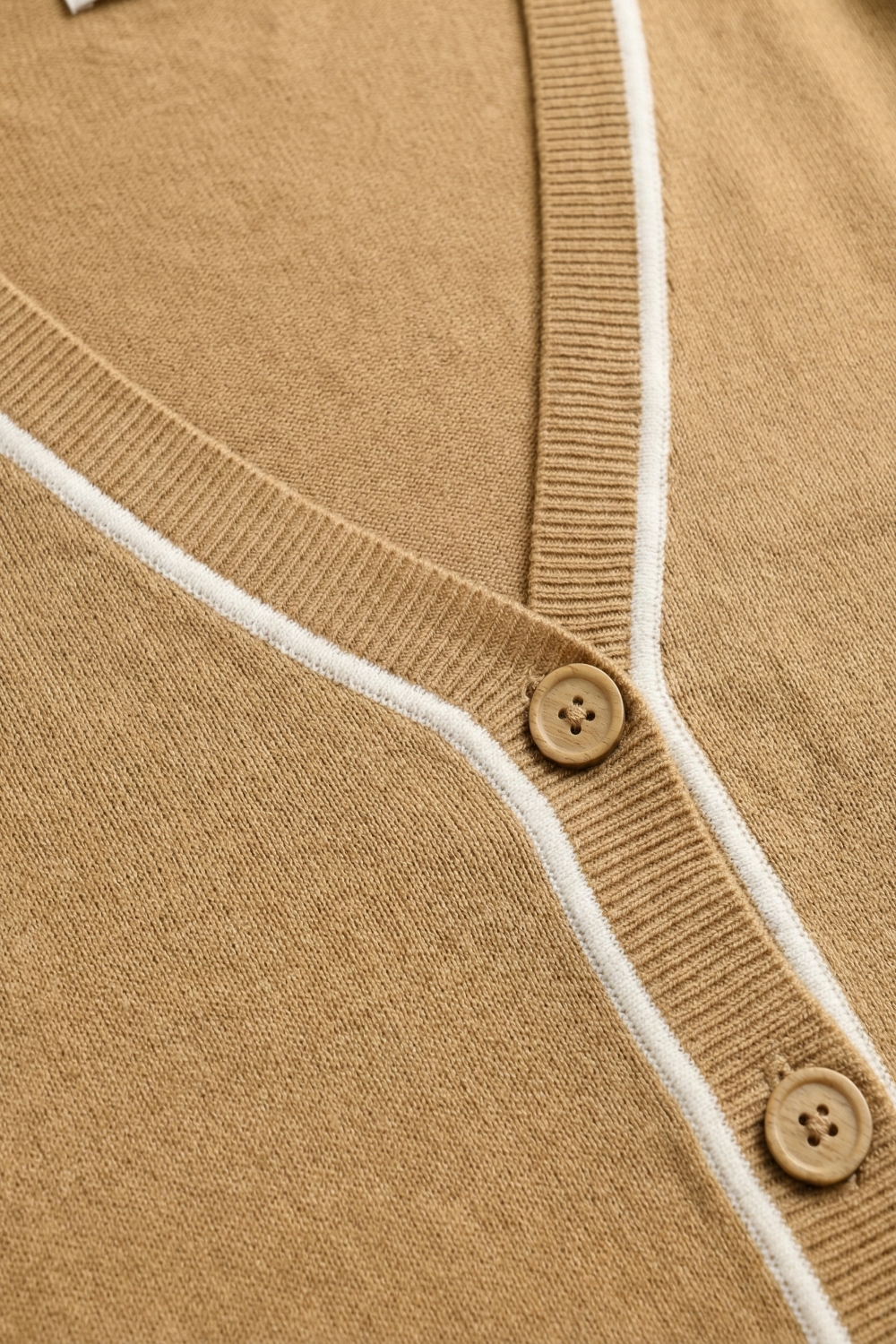 C&aacute;rdigan de punto fino camel con ribete contrastado en blanco