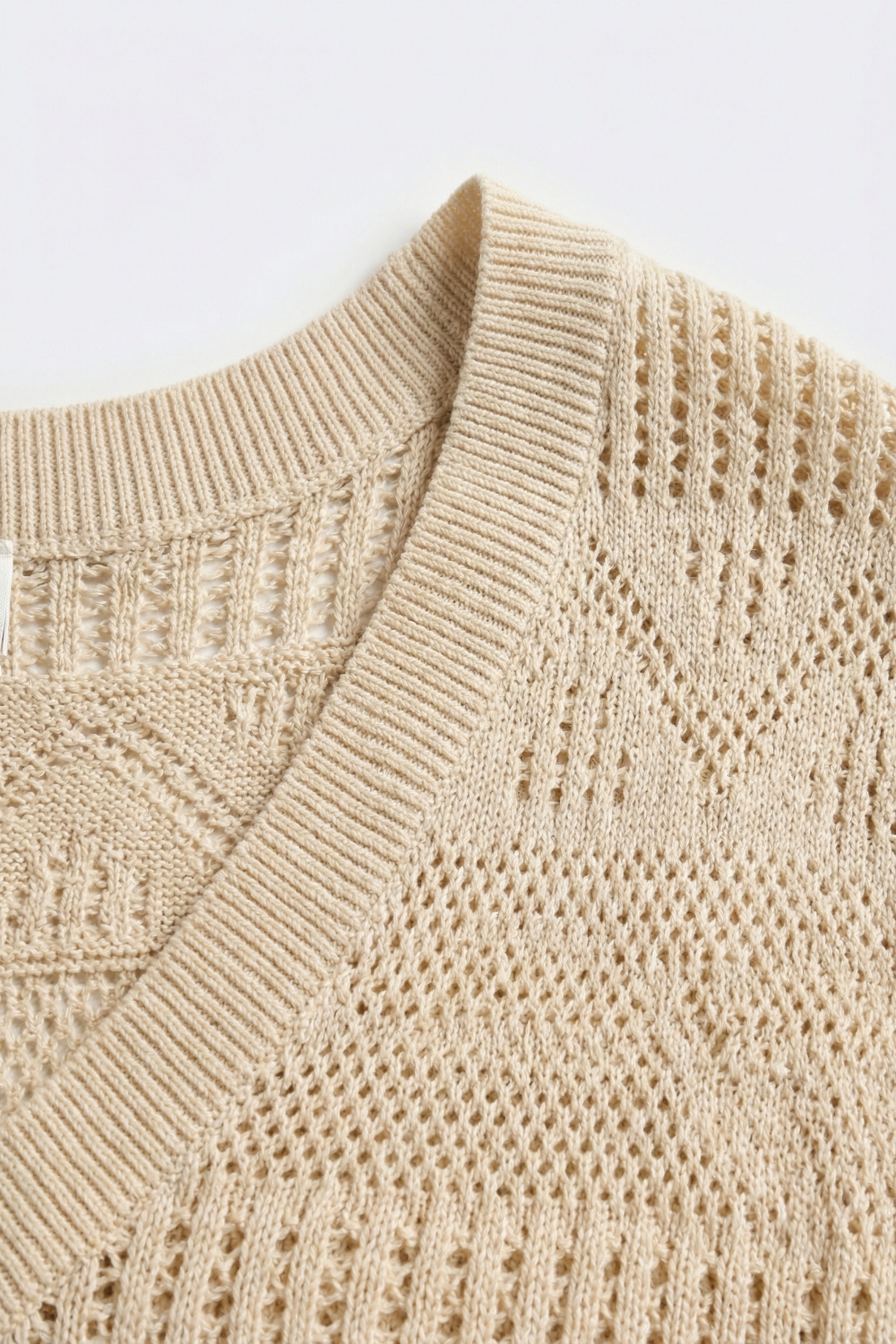 Jersey de punto beige con cuello en V y manga casquillo Jersey de punto beige con cuello en V y manga casquillo