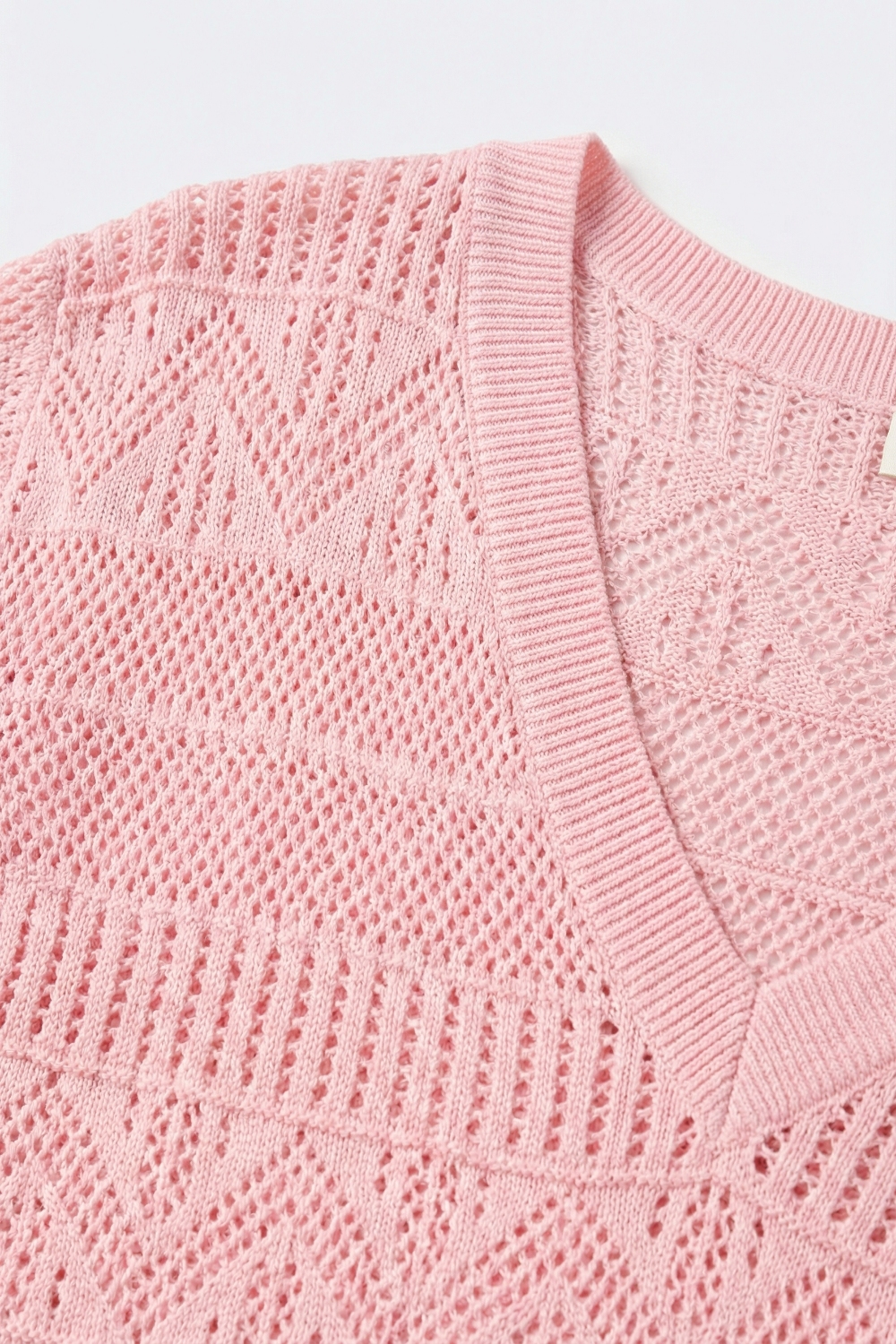 Top rosa de punto con cuello en V y textura estampada