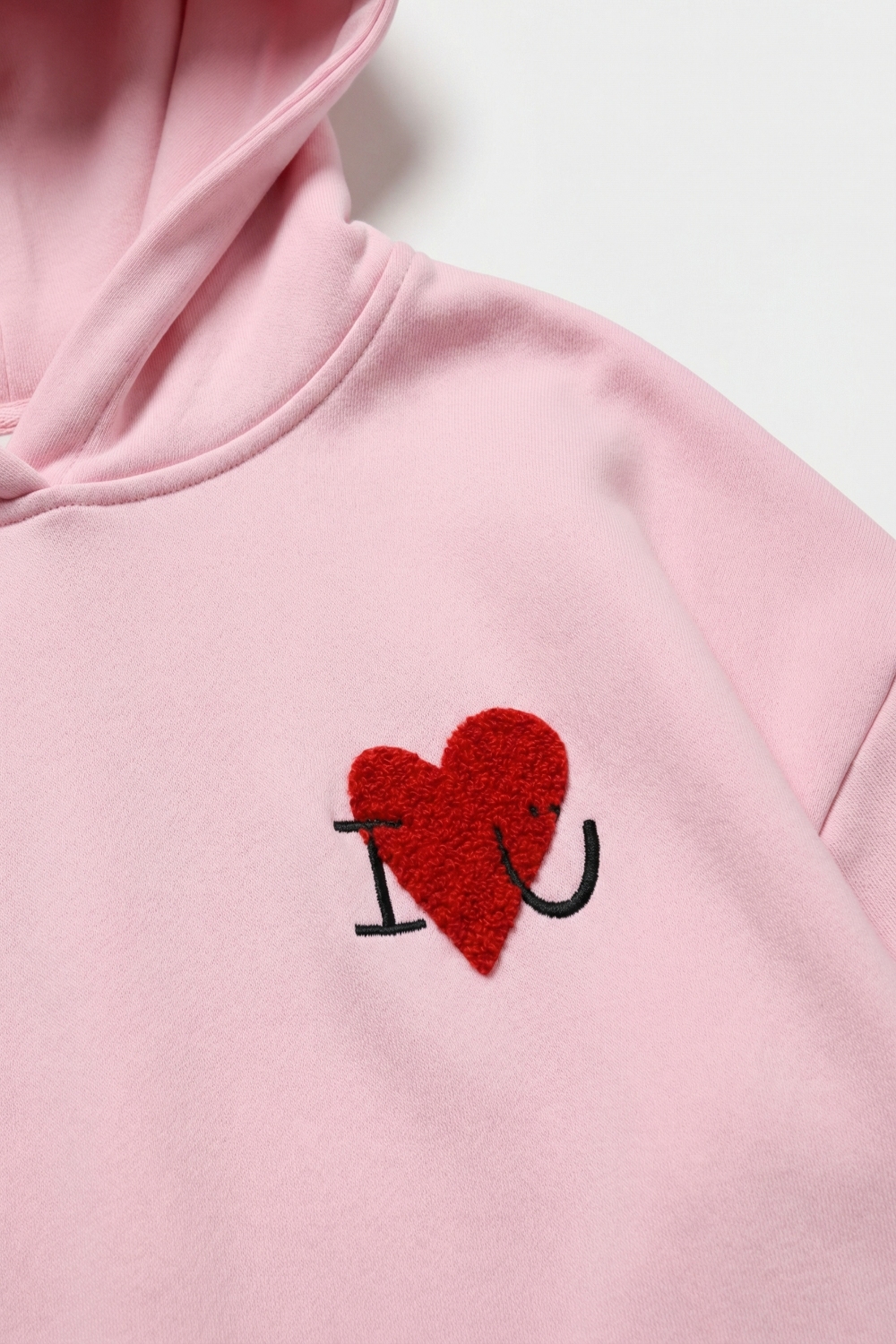 Sudadera con capucha supersuave rosa beb&eacute; con gr&aacute;fico de coraz&oacute;n boucl&eacute;
