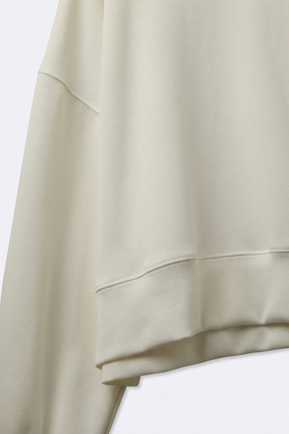 Sudadera b&aacute;sica con cuello redondo y hombros ca&iacute;dos en color crema