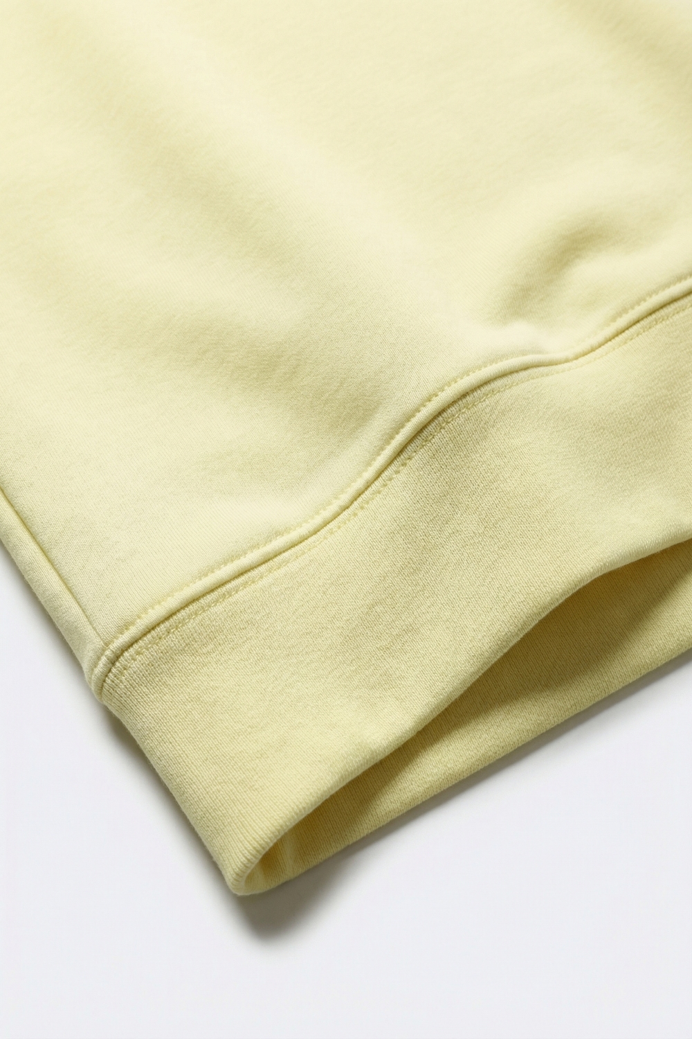 Sudadera b&aacute;sica con cuello redondo y hombros ca&iacute;dos en amarillo