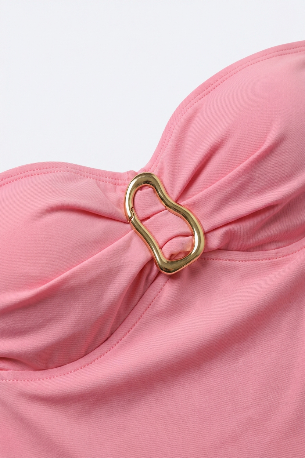 Body rosa sin tirantes con detalle de hebilla para el verano