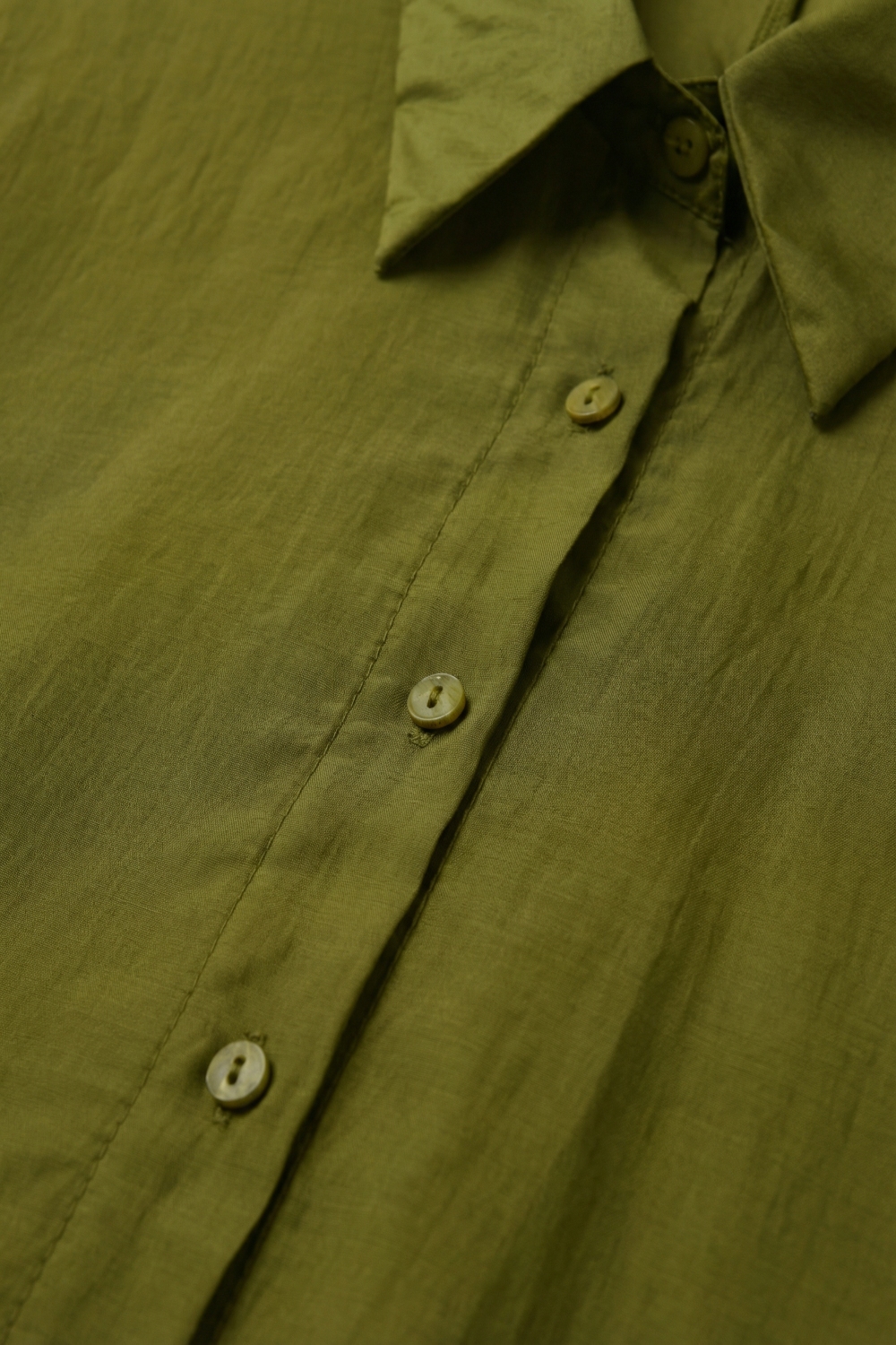 Camisa de sat&eacute;n brillante con ajuste relajado en color oliva