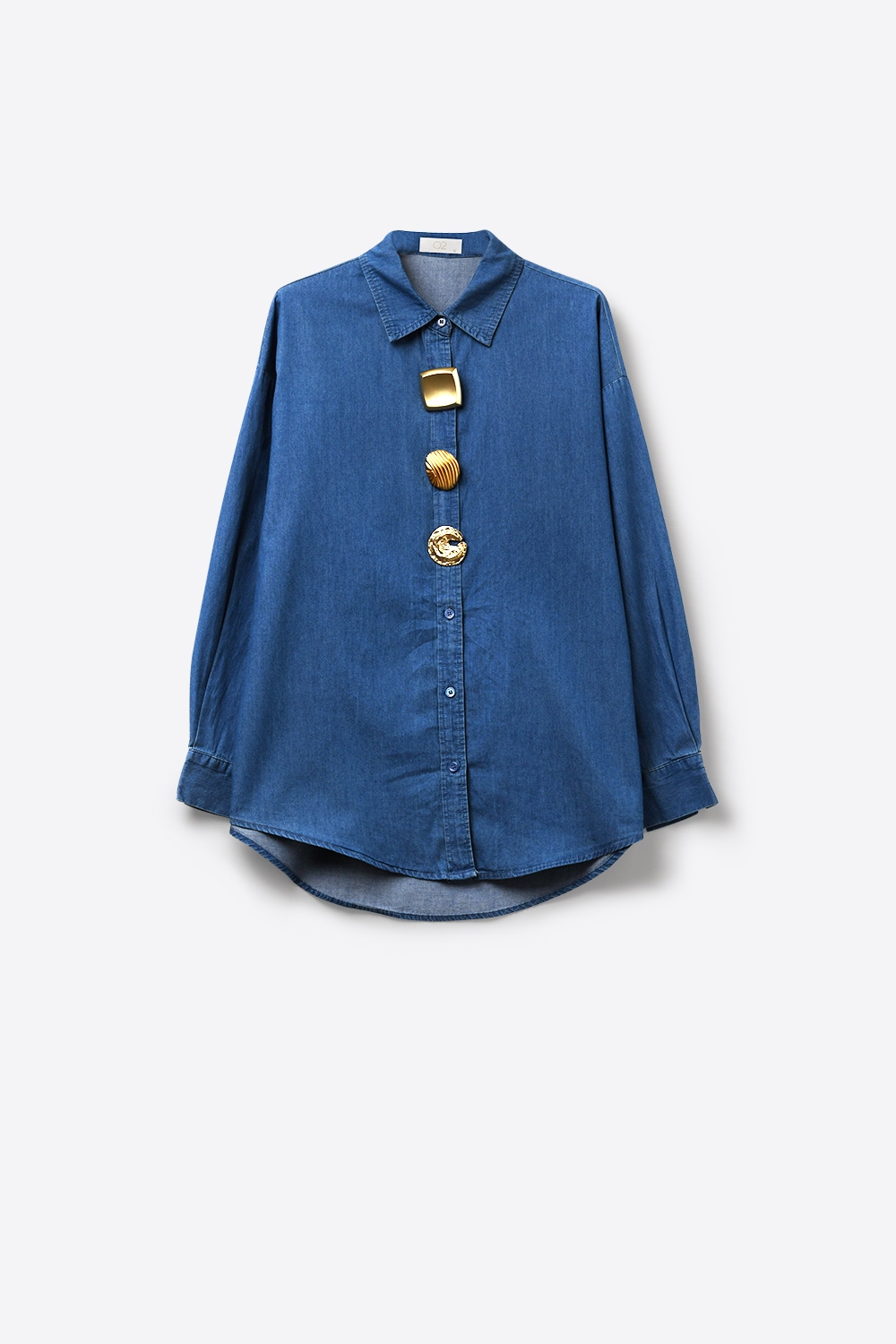 Camisa Oversize de Mezclilla Azul con Botones Dorados de Declaración Camisa Oversize de Mezclilla Azul con Botones Dorados de Declaración