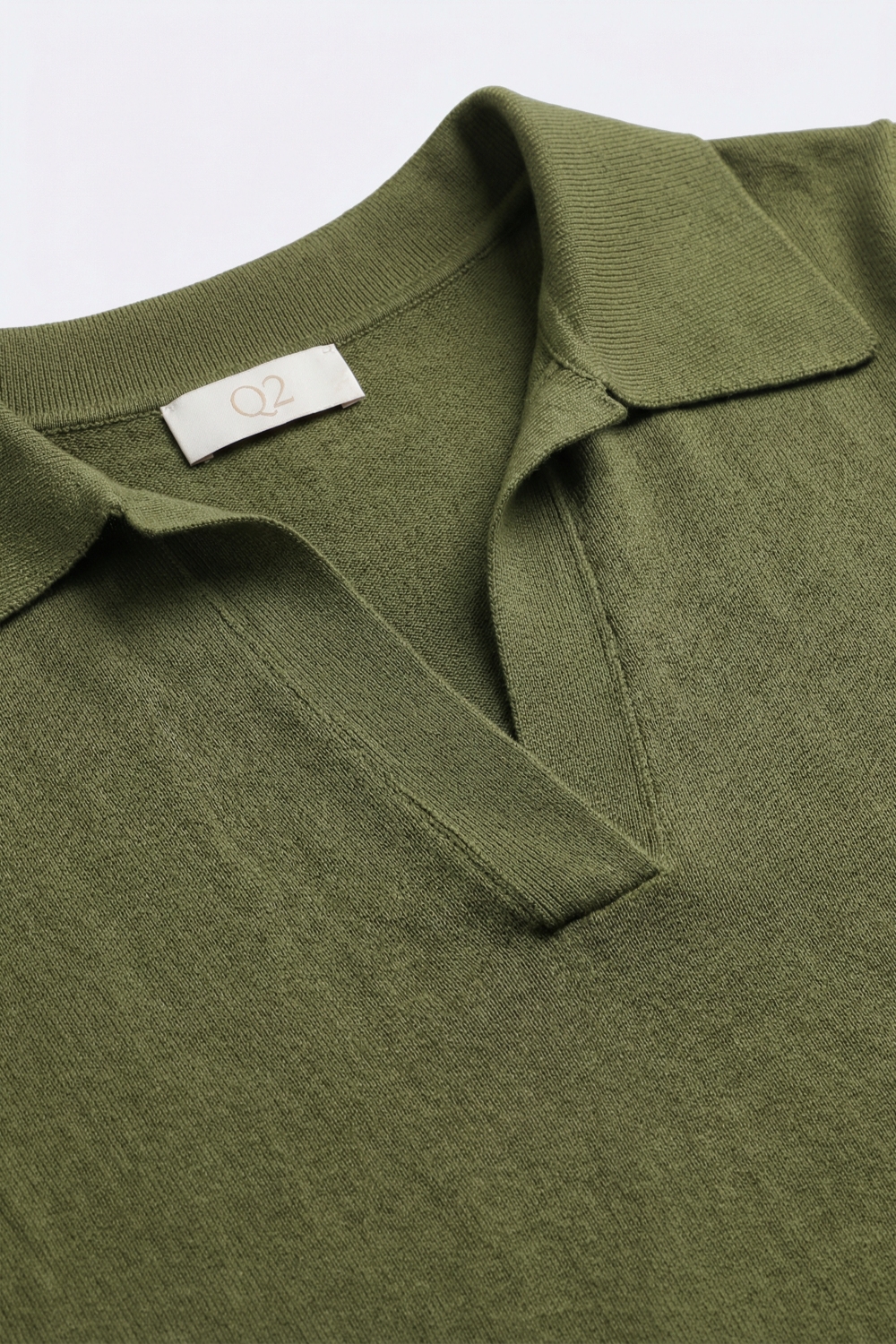Polo de punto fino verde oliva con mangas caídas Polo de punto fino verde oliva con mangas caídas