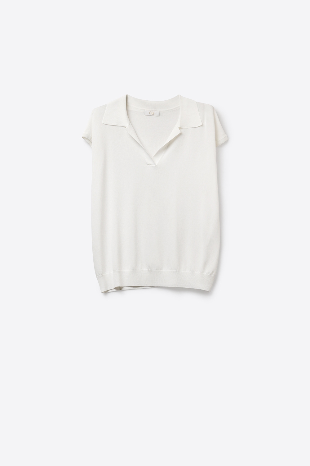 Polo blanco de manga corta con ajuste relajado y cuello en V