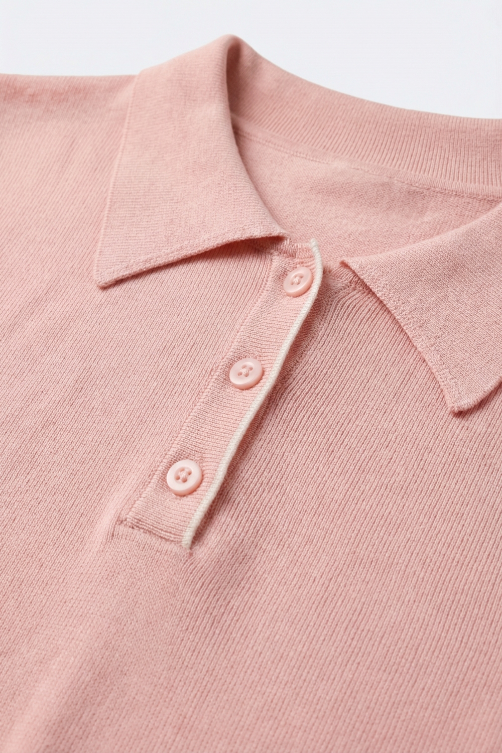 Polo rosa con detalles blancos