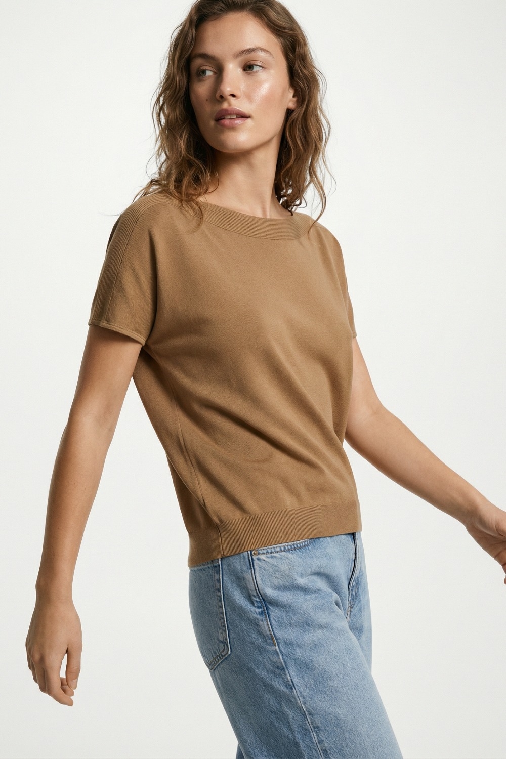 Jersey camel relajado de cuello barco y mangas caídas Jersey camel relajado de cuello barco y mangas caídas