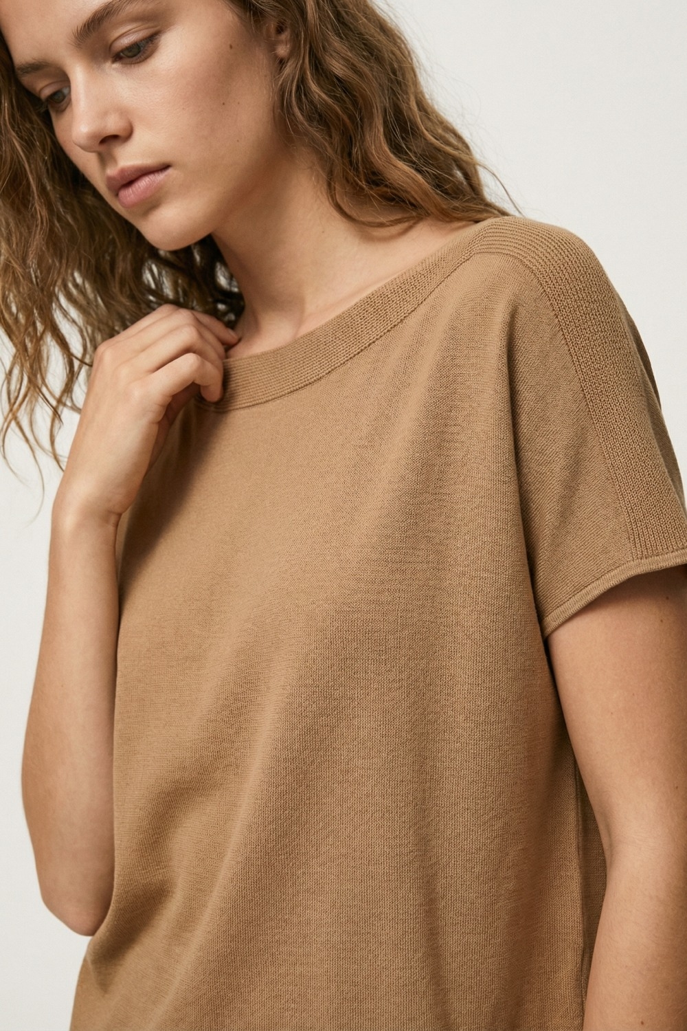 Jersey camel relajado de cuello barco y mangas caídas Jersey camel relajado de cuello barco y mangas caídas