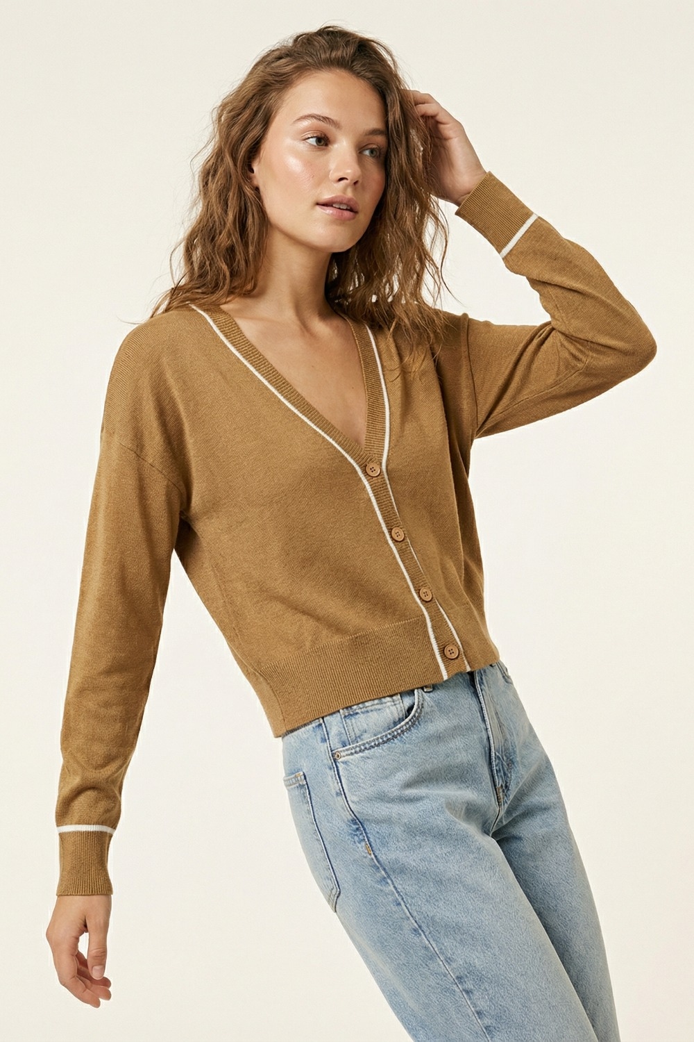 C&aacute;rdigan de punto fino camel con ribete contrastado en blanco