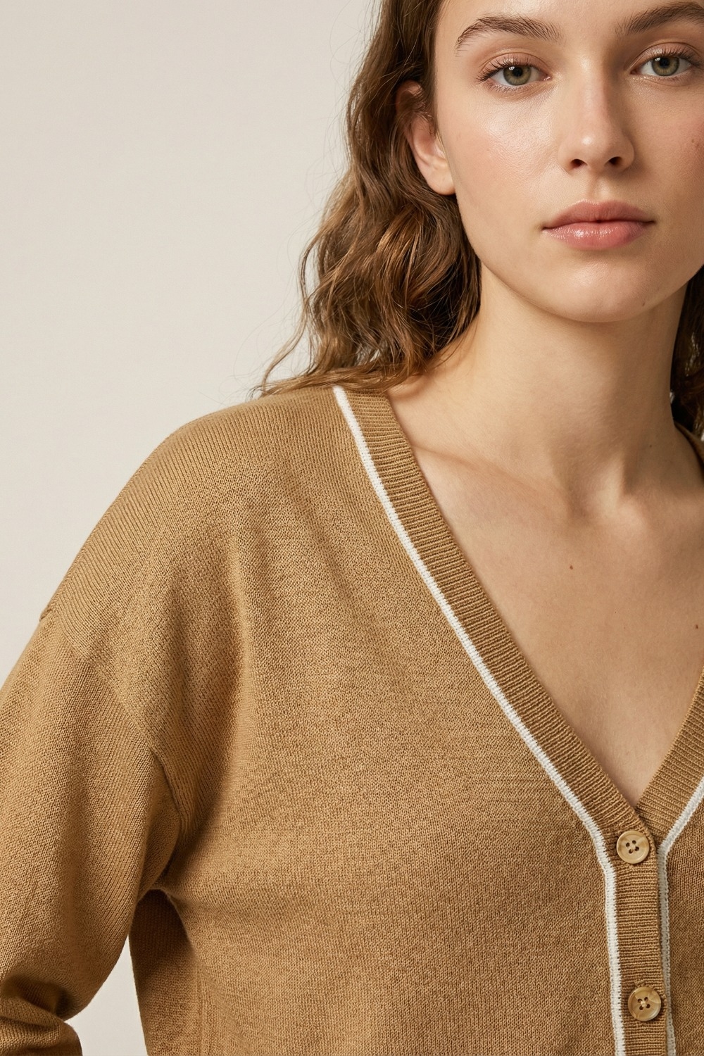 C&aacute;rdigan de punto fino camel con ribete contrastado en blanco