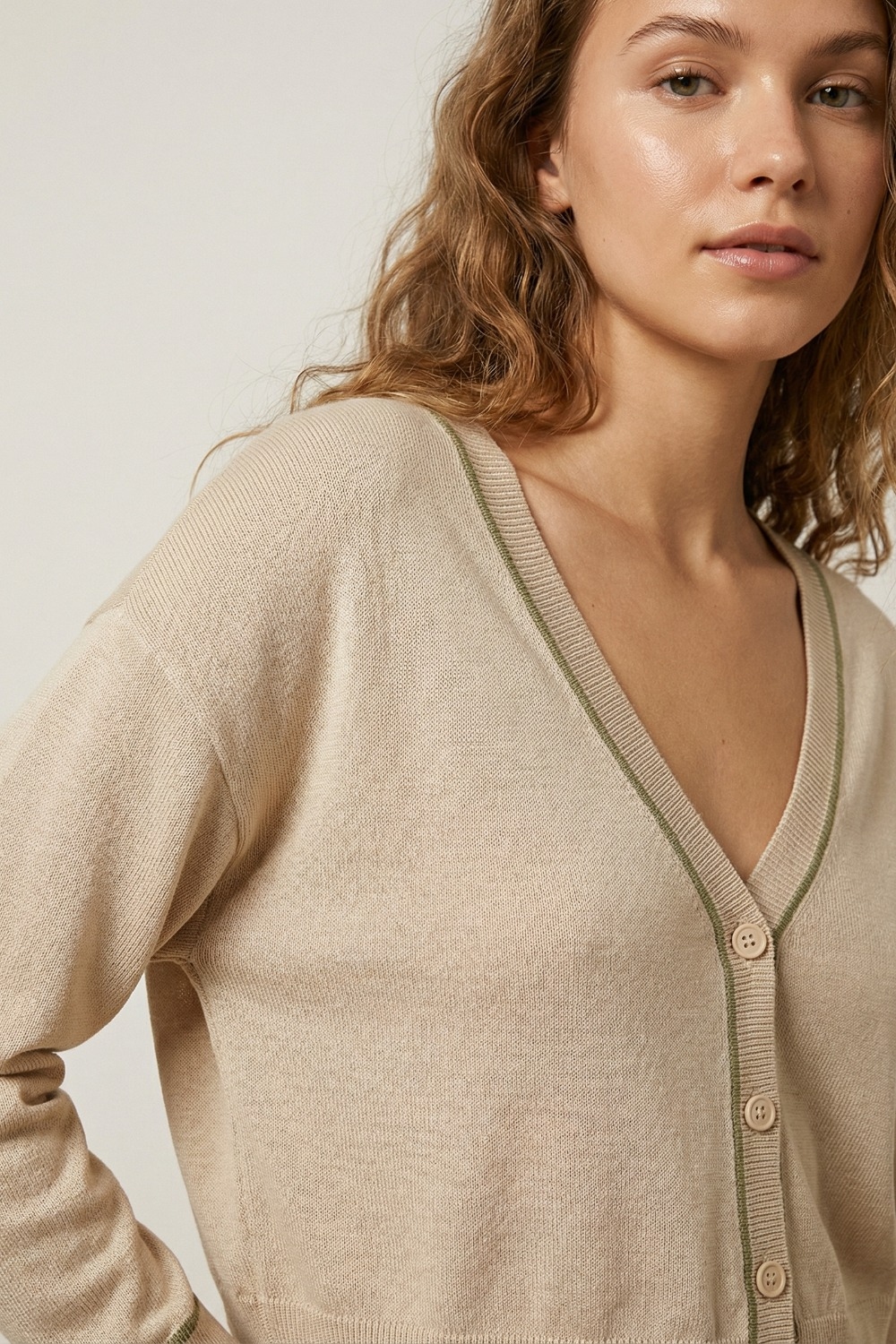 Rebeca de punto fino beige con ribete a contraste en marr&oacute;n