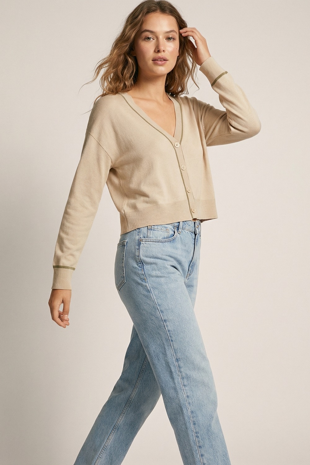 Rebeca de punto fino beige con ribete a contraste en marr&oacute;n