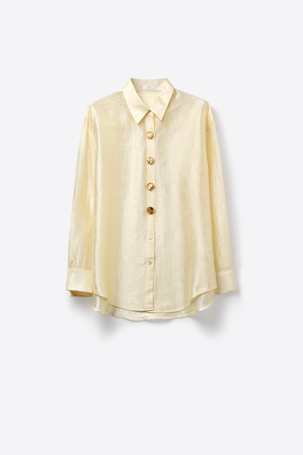 blusa beige de tela brillante con botones retro