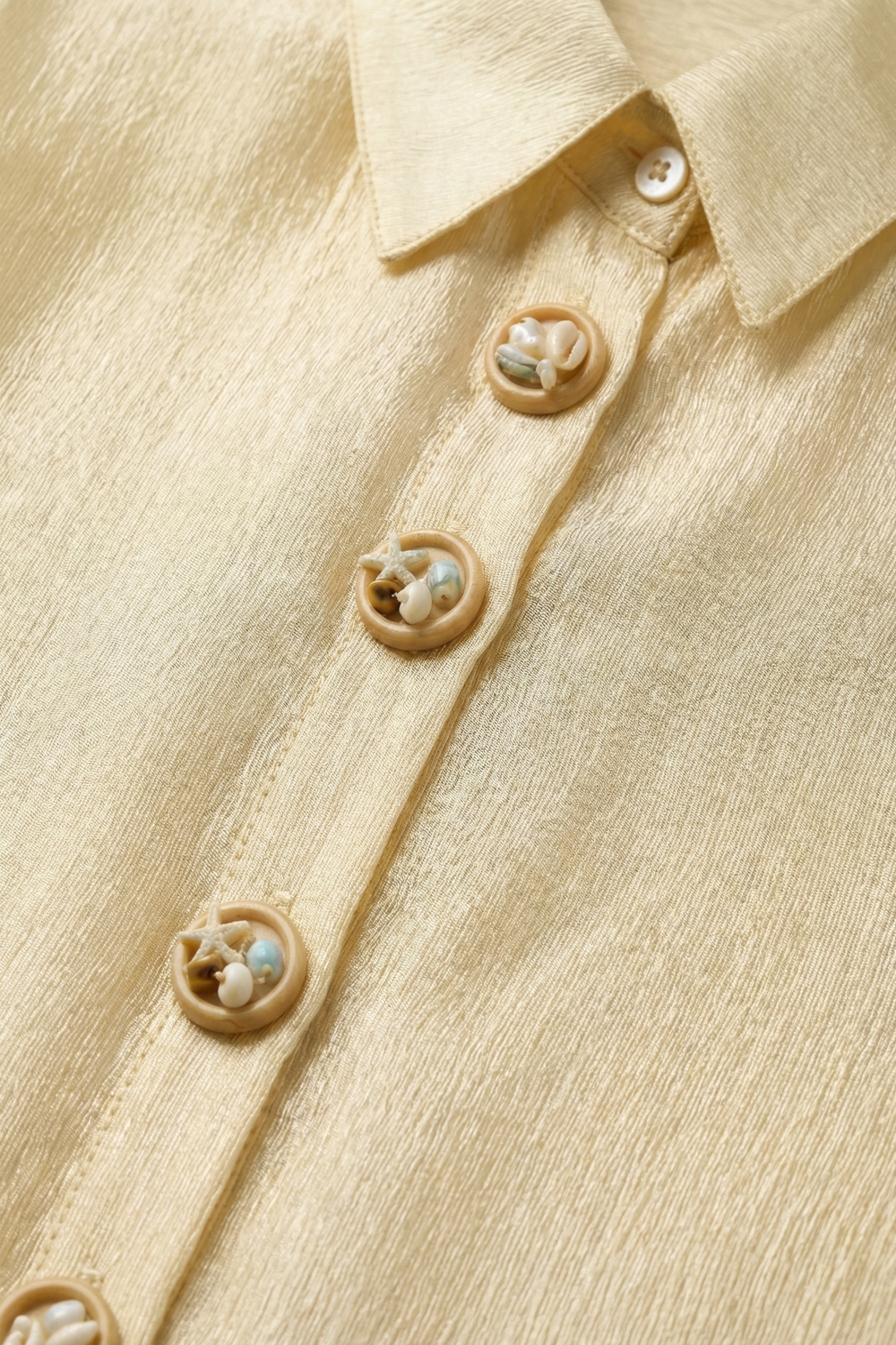 blusa beige de tela brillante con botones retro