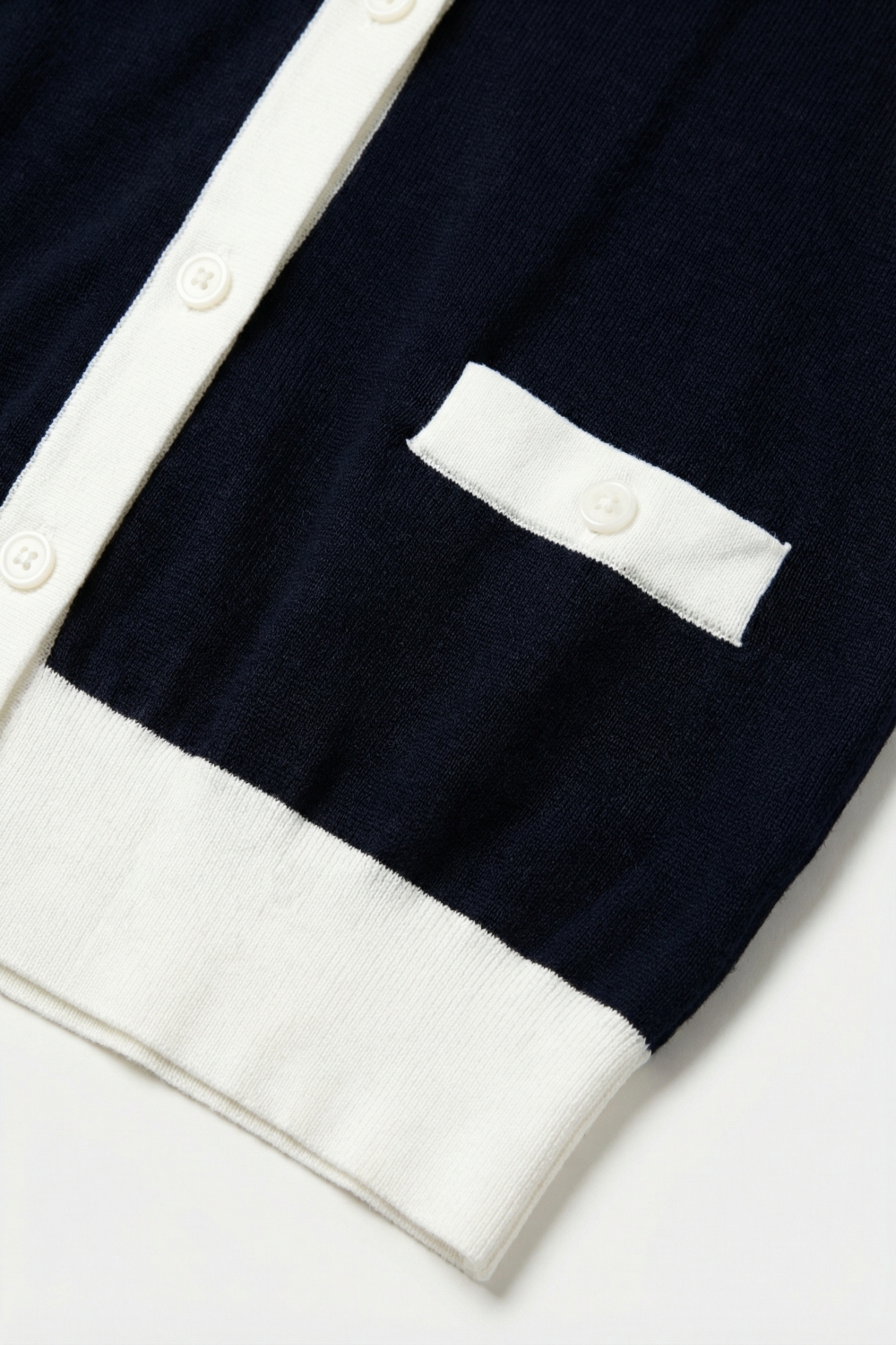 Chaqueta abotonada azul marino con detalles blancos Chaqueta abotonada azul marino con detalles blancos