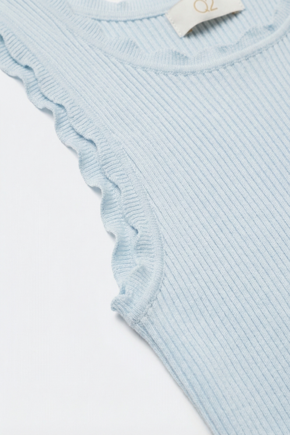 Camiseta de tirantes azul claro de canal&eacute; con bordes festoneados