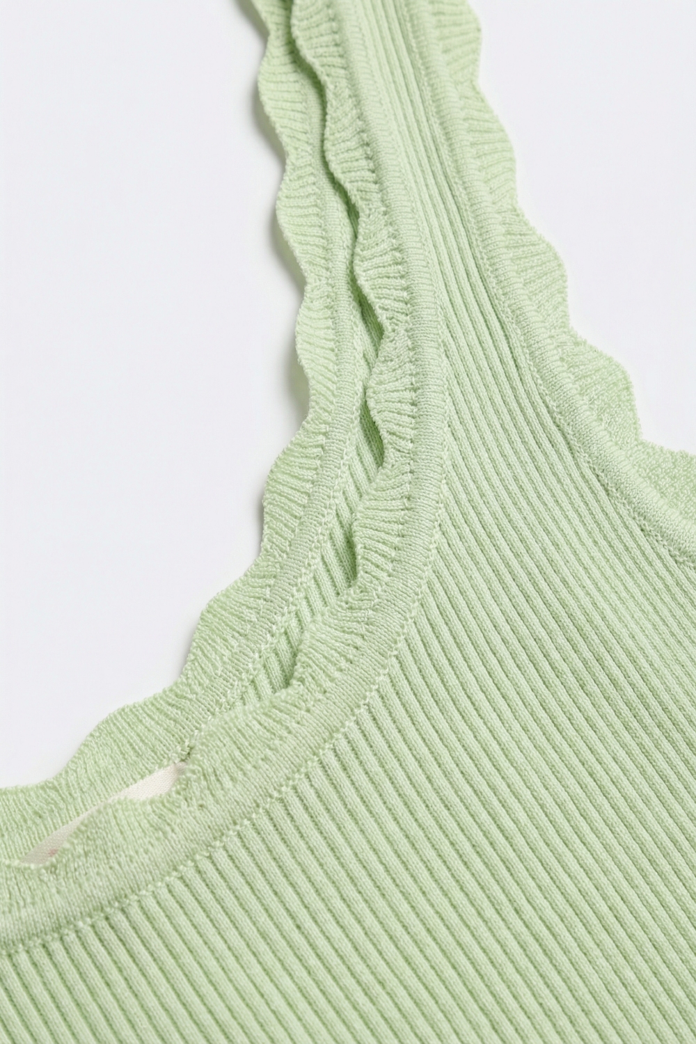 Camiseta de punto acanalado verde claro con bordes festoneados