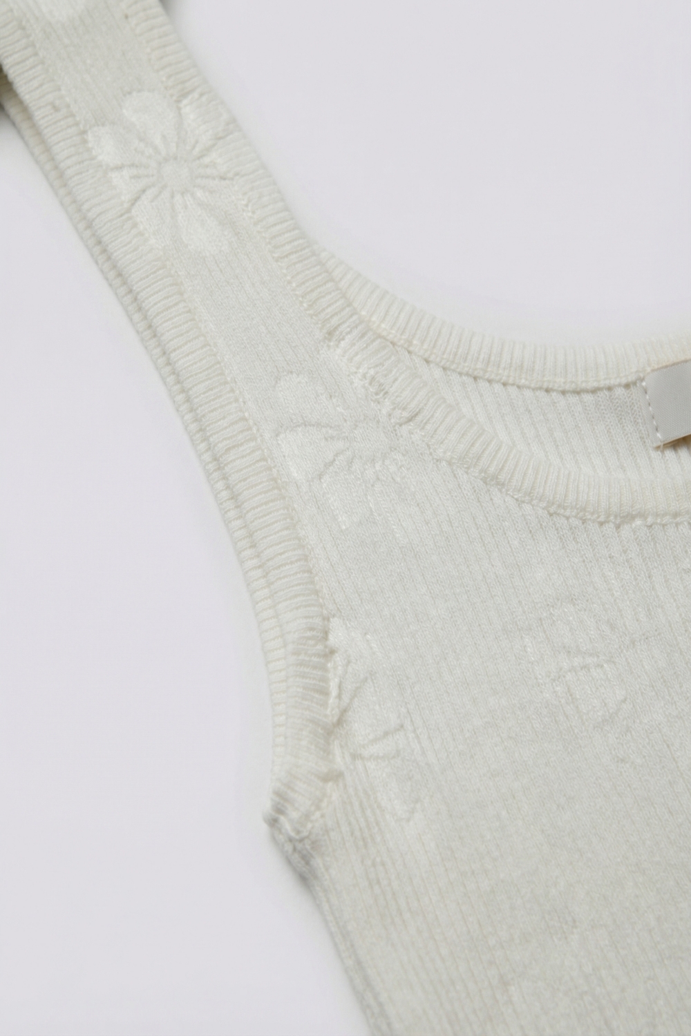 Camiseta de tirantes blanca de punto acanalado con detalle floral Camiseta de tirantes blanca de punto acanalado con detalle floral