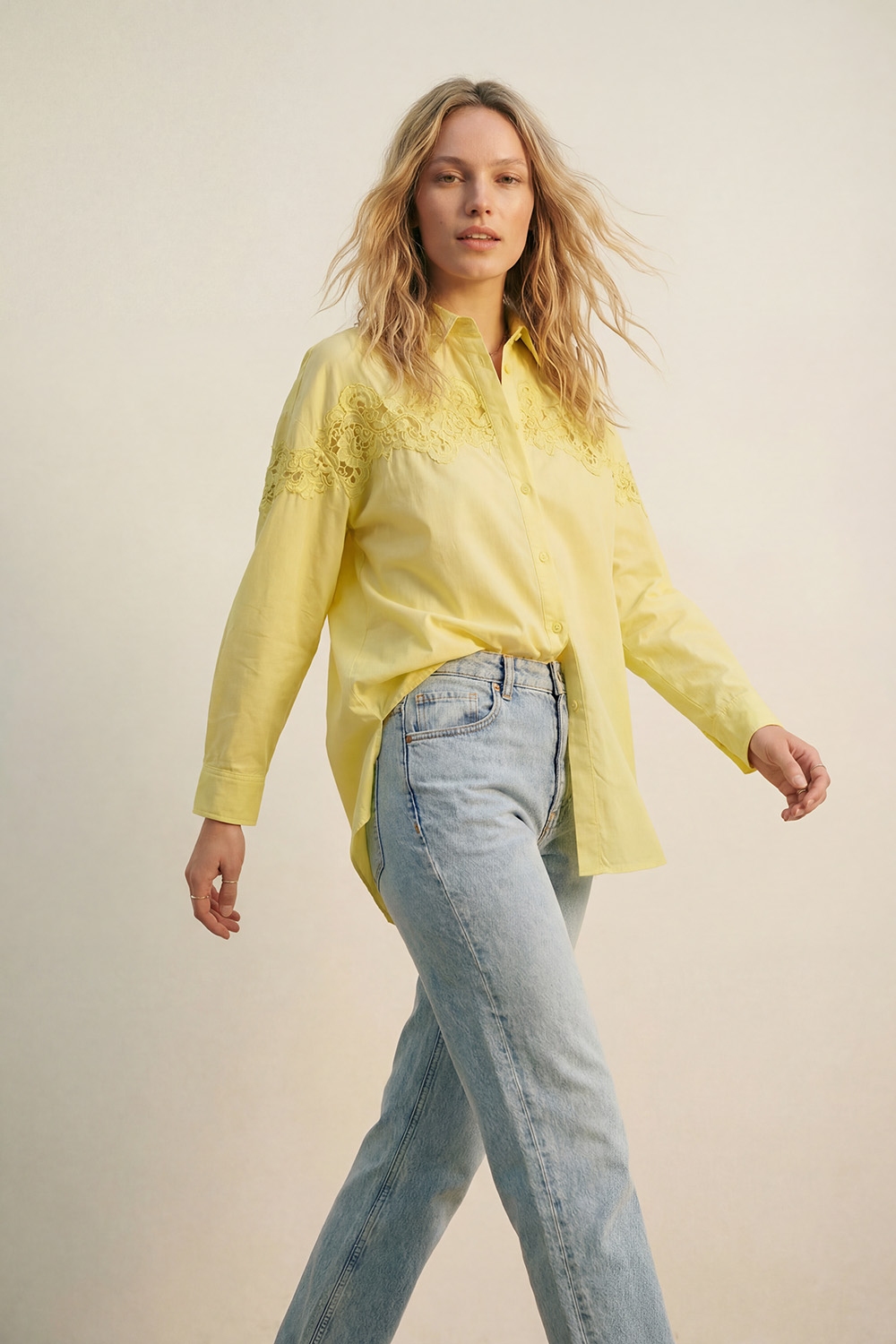 Camisa amarilla oversize de popelina con detalle de encaje Camisa amarilla oversize de popelina con detalle de encaje