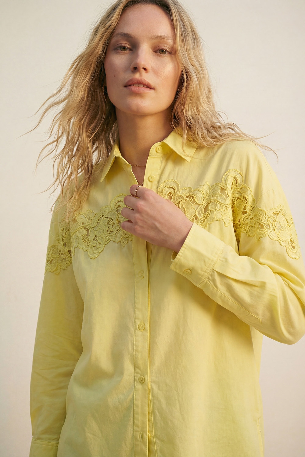 Camisa amarilla oversize de popelina con detalle de encaje Camisa amarilla oversize de popelina con detalle de encaje