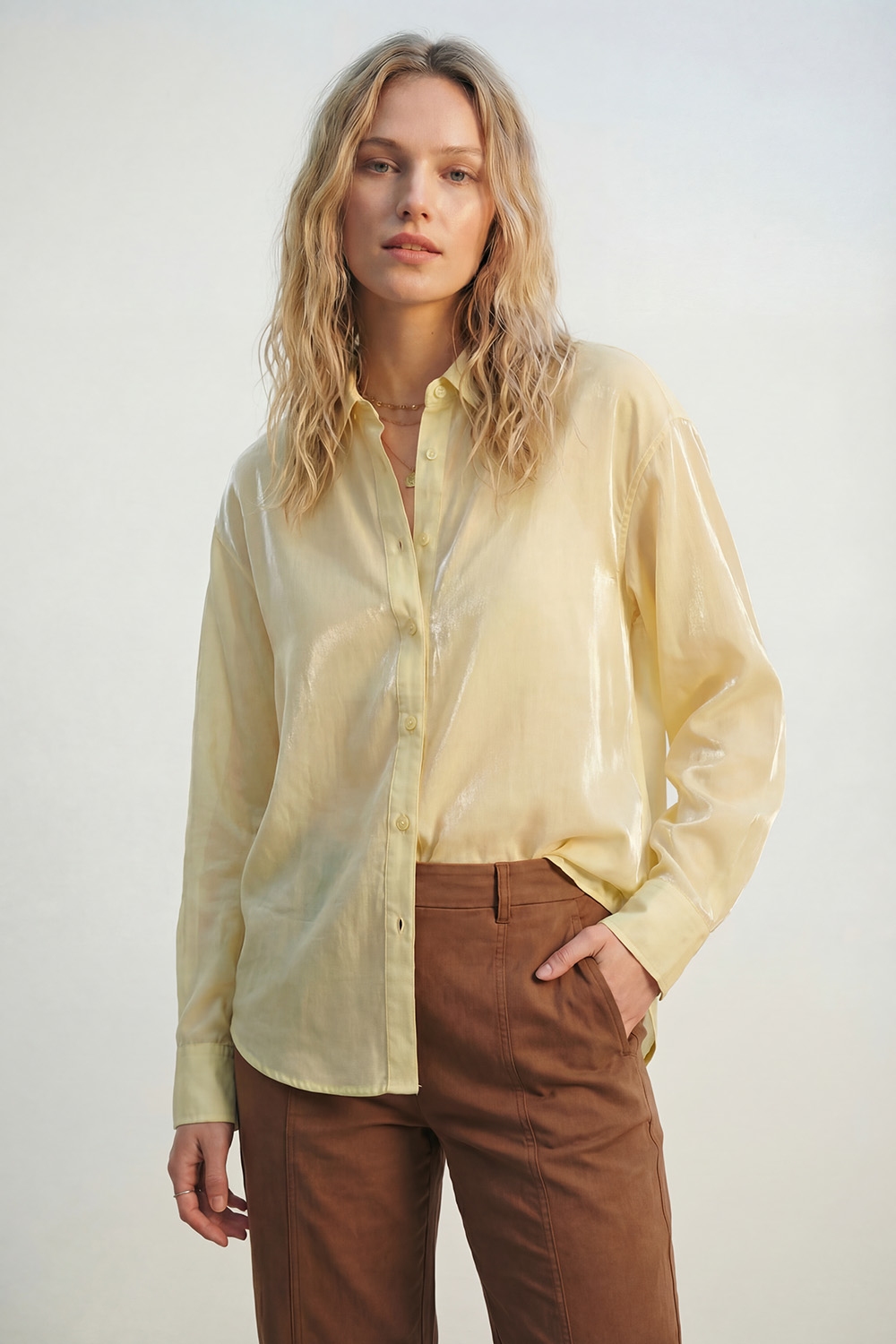 Camisa amarilla de sat&eacute;n brillante Camisa abotonada de corte relajado