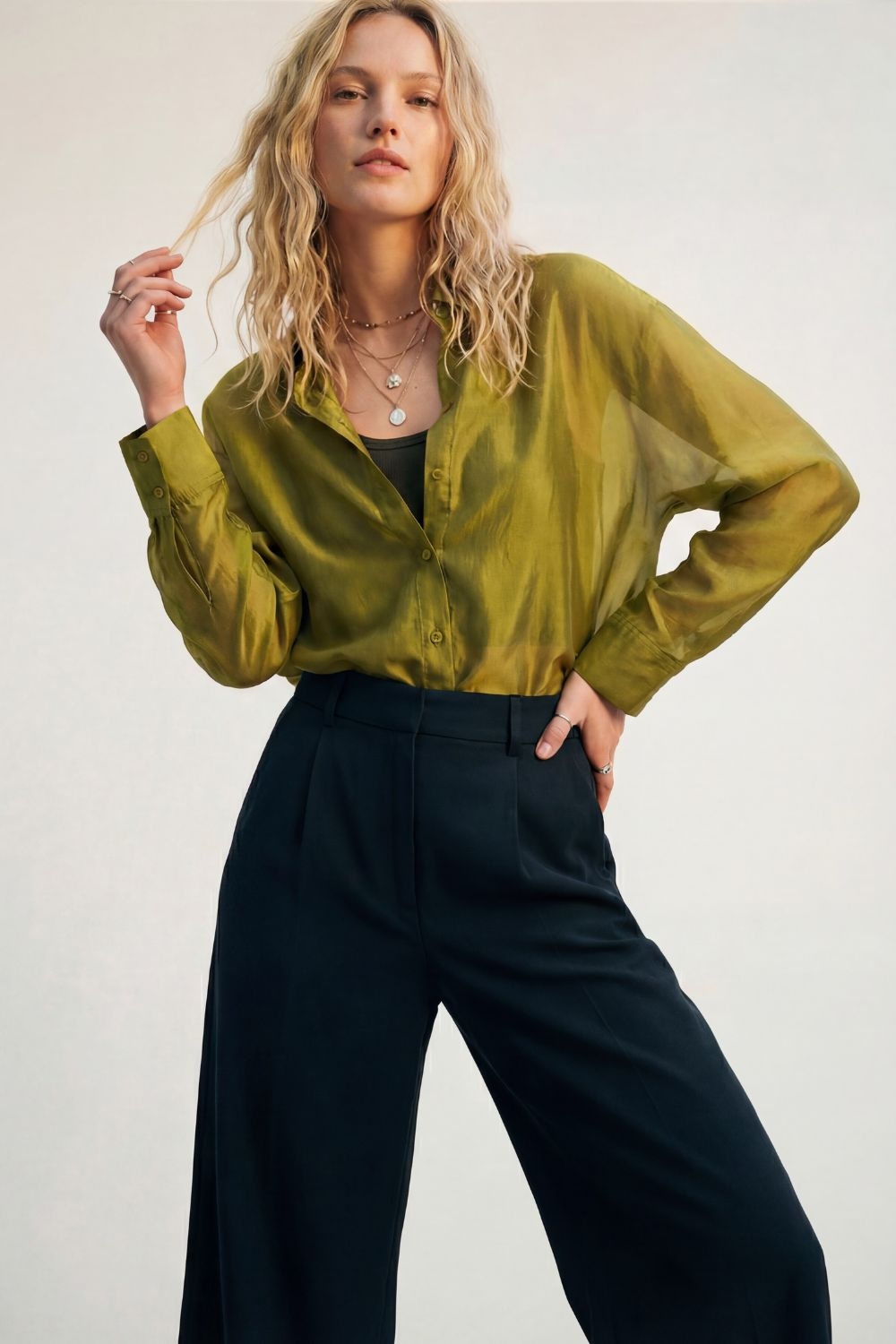 Camisa de sat&eacute;n brillante con ajuste relajado en color oliva